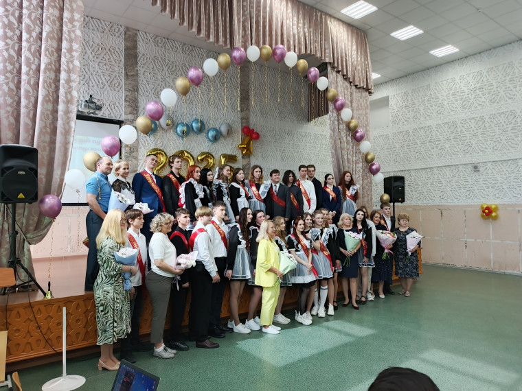 Торжественная линейка «Последний звонок» в школе 83.
